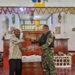 ⁣ Satgas Yonif 405/SK Bagikan Pakaian dan Alkitab Kepada Warga Papua⁣
