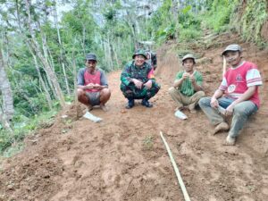 Babinsa Dorong Masyarakat Buka Jalan Usaha Tani dan Jalur Pendakian Gunung Bismo