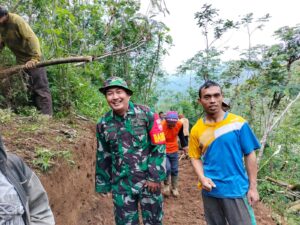 Babinsa Dorong Masyarakat Buka Jalan Usaha Tani dan Jalur Pendakian Gunung Bismo