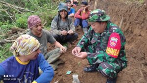 Babinsa Dorong Masyarakat Buka Jalan Usaha Tani dan Jalur Pendakian Gunung Bismo