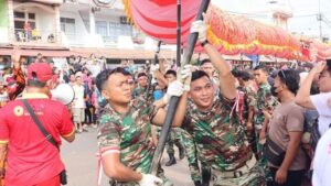 Semarakan Perayaan Cap Go Meh 2023, Prajurit Kodim 1203/Ketapang Bersama Personel Gabungan Mainkan Naga Raksasa