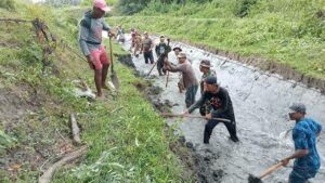 Babinsa Koramil 07/Watubangga Kodim 1412/Kolaka Bantu Pembersihan Saluran Irigasi