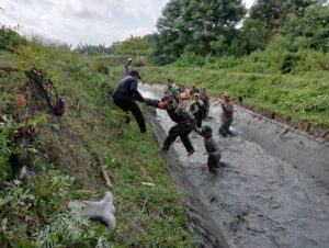 Babinsa Koramil 07/Watubangga Kodim 1412/Kolaka Bantu Pembersihan Saluran Irigasi