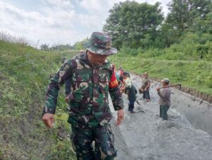 Babinsa Koramil 07/Watubangga Kodim 1412/Kolaka Bantu Pembersihan Saluran Irigasi