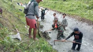 Babinsa Koramil 07/Watubangga Kodim 1412/Kolaka Bantu Pembersihan Saluran Irigasi