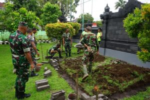 Percantik Halaman Makodim, Anggota Kodim 1617/Jembrana Bangun Panggung Permanen