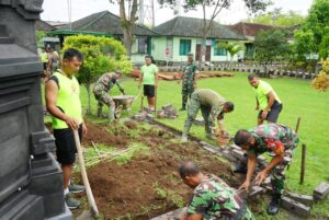 Percantik Halaman Makodim, Anggota Kodim 1617/Jembrana Bangun Panggung Permanen