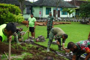 Percantik Halaman Makodim, Anggota Kodim 1617/Jembrana Bangun Panggung Permanen