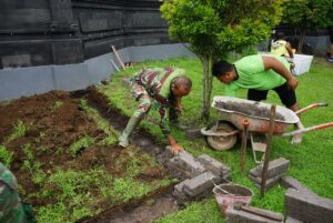 Percantik Halaman Makodim, Anggota Kodim 1617/Jembrana Bangun Panggung Permanen