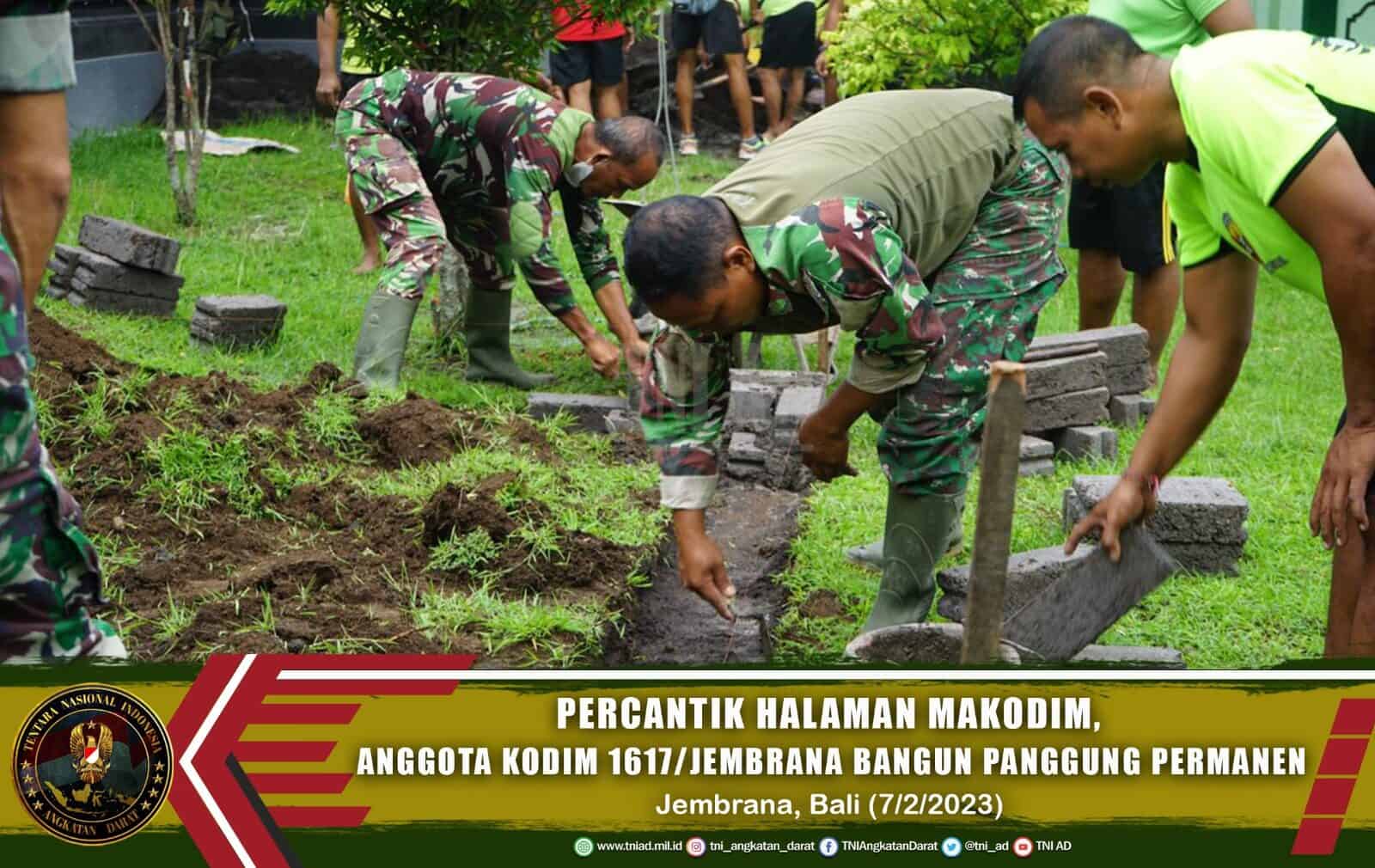 Percantik Halaman Makodim, Anggota Kodim 1617/Jembrana Bangun Panggung Permanen