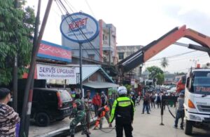 Babinsa Kopka Azmiadi Kembali Beraksi Evakuasi Pipa Tiang Pancang yang Berhamburan di Jalanan