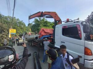 Babinsa Kopka Azmiadi Kembali Beraksi Evakuasi Pipa Tiang Pancang yang Berhamburan di Jalanan
