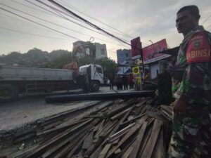 Babinsa Kopka Azmiadi Kembali Beraksi Evakuasi Pipa Tiang Pancang yang Berhamburan di Jalanan