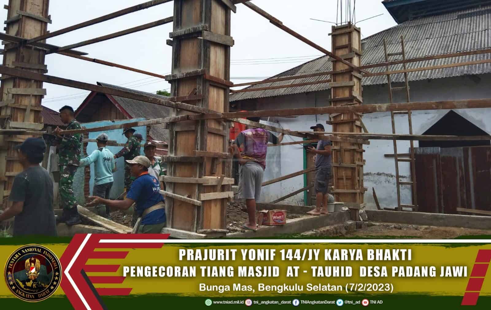 Prajurit Yonif 144/JY Karya Bhakti Pengecoran Tiang Masjid At – Tauhid Desa Padang Jawi
