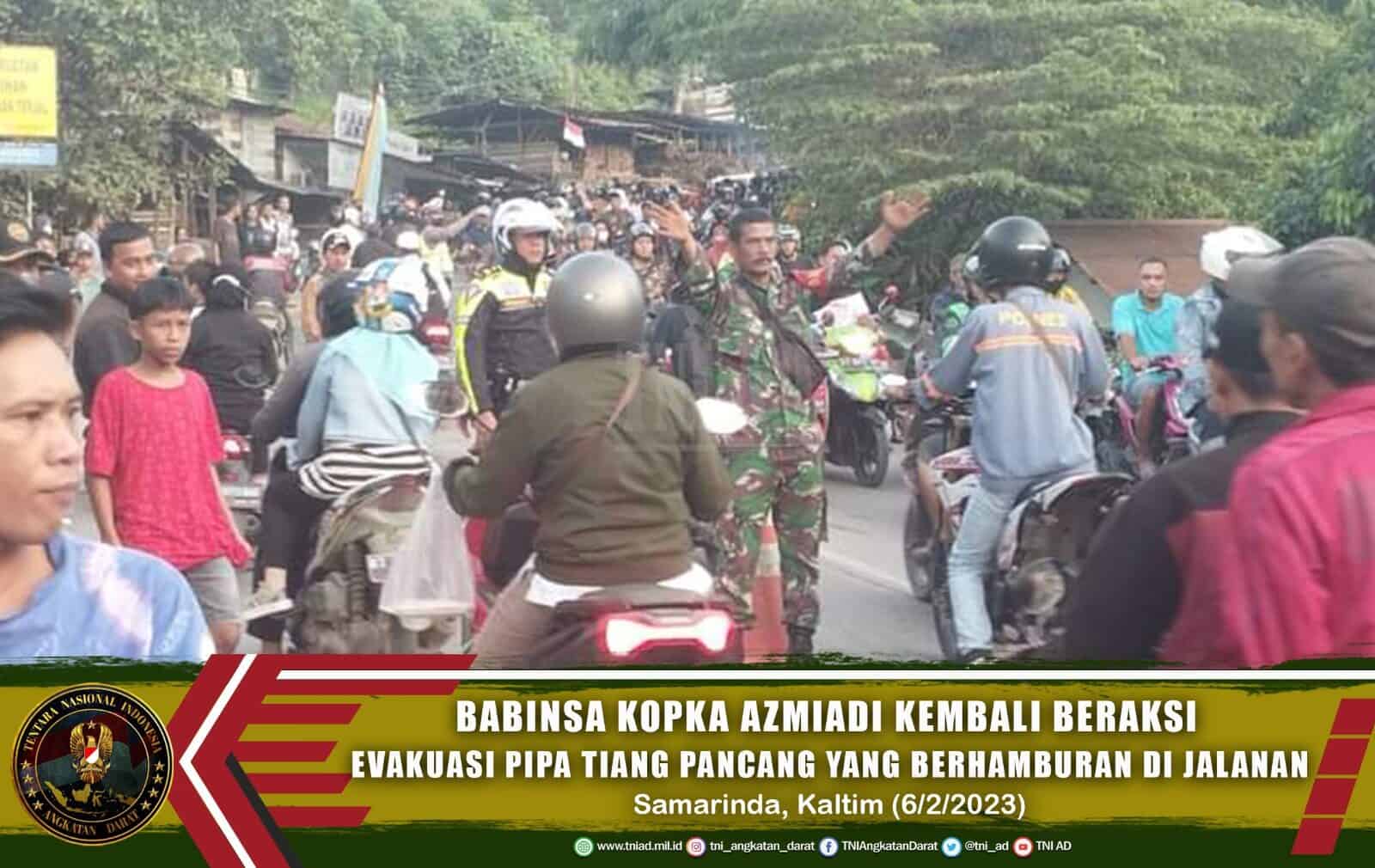 Babinsa Kopka Azmiadi Kembali Beraksi Evakuasi Pipa Tiang Pancang yang Berhamburan di Jalanan