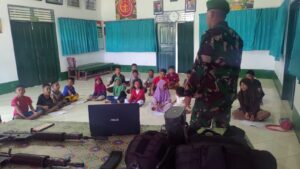 Tumbuhkan Semangat Belajar Anak Perbatasan, Satgas Pamtas RI-Malaysia Yonif 621/Manuntung Berikan Pengetahuan Tentang TNI