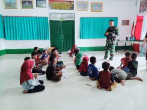 Tumbuhkan Semangat Belajar Anak Perbatasan, Satgas Pamtas RI-Malaysia Yonif 621/Manuntung Berikan Pengetahuan Tentang TNI