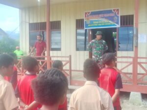 Satgas Yonif R 142/KJ Latih Siswa SMP Yakpesmi Upacara Bendera