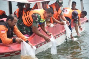 Danrem Warastratama Tebar 10.000 Ikan Nila di Waduk Kedung Ombo