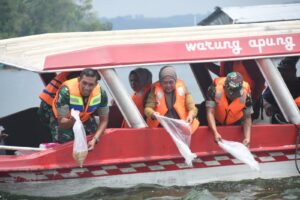 Danrem Warastratama Tebar 10.000 Ikan Nila di Waduk Kedung Ombo