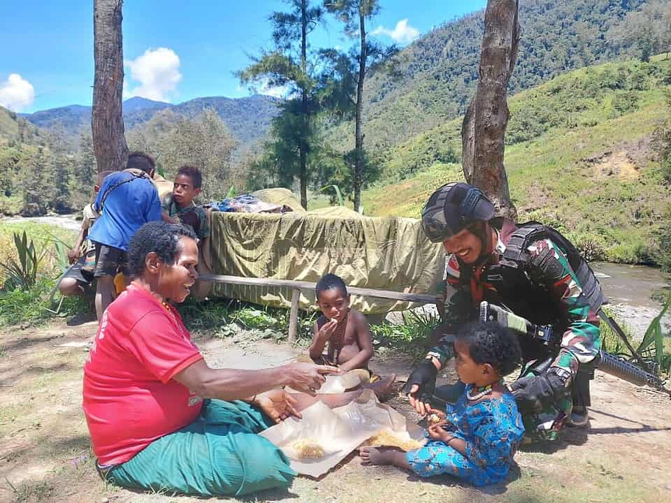Perkuat Persaudaraan, Satgas 303/SSM Sambangi Honai Warga Puncak Papua