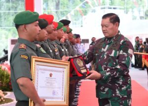 Raih Prestasi Membanggakan, Prajurit TNI AD Terima Penghargaan dari Panglima TNI