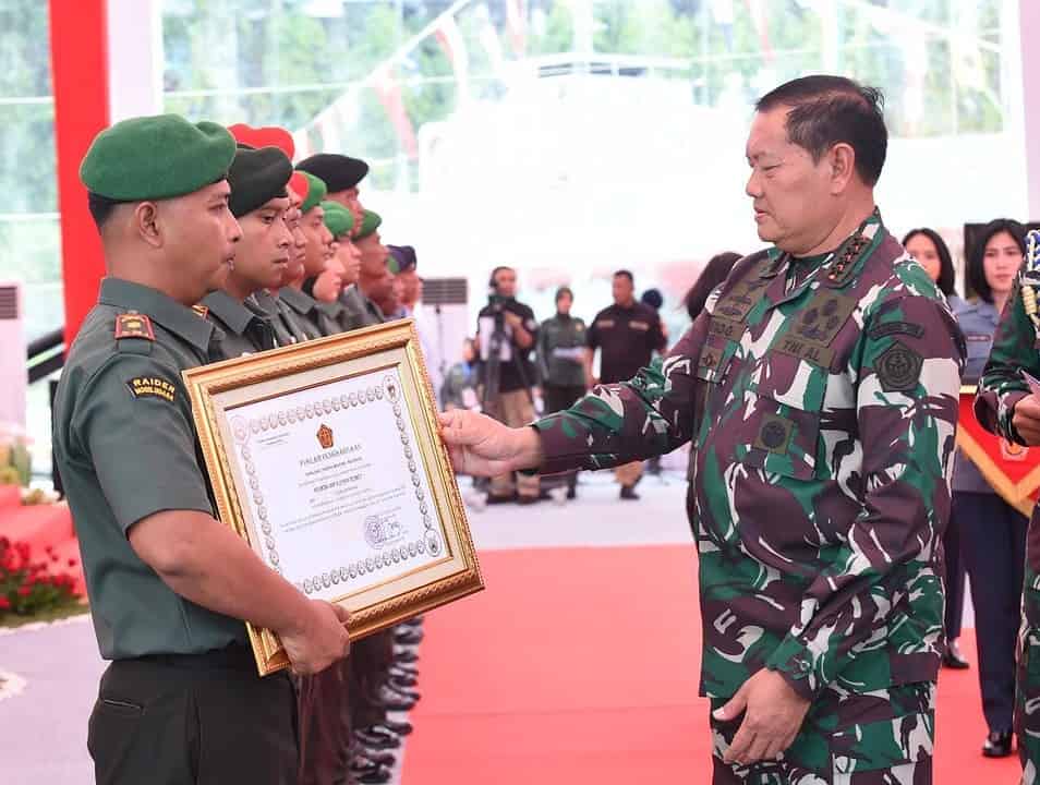 Raih Prestasi Membanggakan Prajurit Tni Ad Terima Penghargaan Dari