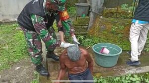 Babinsa Sanan Kulon Kodim 0808/Blitar Rawat ODGJ Kurang Mampu di Wilayah Binaan