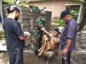 Babinsa Sanan Kulon Kodim 0808/Blitar Rawat ODGJ Kurang Mampu di Wilayah Binaan