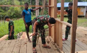 Satgas Yonif 143/TWEJ Hadir Untuk Membantu Atasi Kesulitan Warga Pedalaman Papua