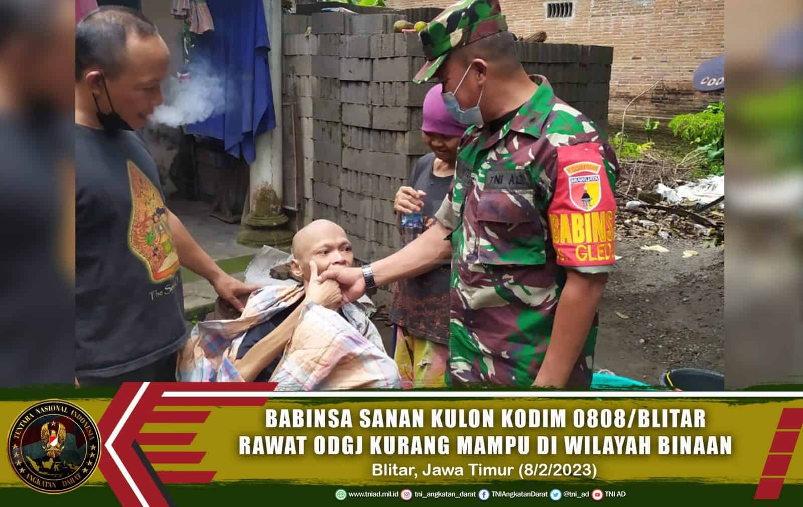 Babinsa Sanan Kulon Kodim 0808/Blitar Rawat ODGJ Kurang Mampu di Wilayah Binaan