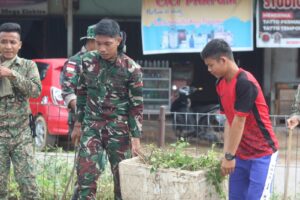 Jaga kebersihan dan Kesehatan, Satgas Yonarmed 19/105 Trk Bogani Ajak Siswa Sekolah dan Masyarakat Pembersihan Lingkungan