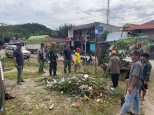 Jaga kebersihan dan Kesehatan, Satgas Yonarmed 19/105 Trk Bogani Ajak Siswa Sekolah dan Masyarakat Pembersihan Lingkungan