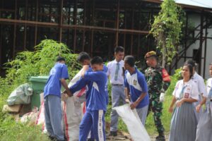 Jaga kebersihan dan Kesehatan, Satgas Yonarmed 19/105 Trk Bogani Ajak Siswa Sekolah dan Masyarakat Pembersihan Lingkungan