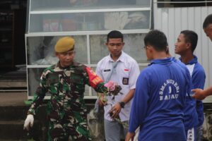 Jaga kebersihan dan Kesehatan, Satgas Yonarmed 19/105 Trk Bogani Ajak Siswa Sekolah dan Masyarakat Pembersihan Lingkungan