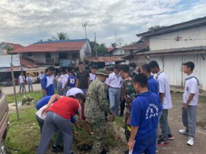 Jaga kebersihan dan Kesehatan, Satgas Yonarmed 19/105 Trk Bogani Ajak Siswa Sekolah dan Masyarakat Pembersihan Lingkungan