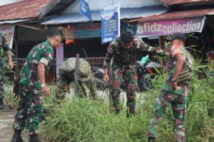 Jaga kebersihan dan Kesehatan, Satgas Yonarmed 19/105 Trk Bogani Ajak Siswa Sekolah dan Masyarakat Pembersihan Lingkungan