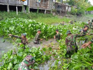 Ratusan Anggota Kodim 0716/Demak Terjun ke Sungai Layar Bersihkan Eceng Gondok