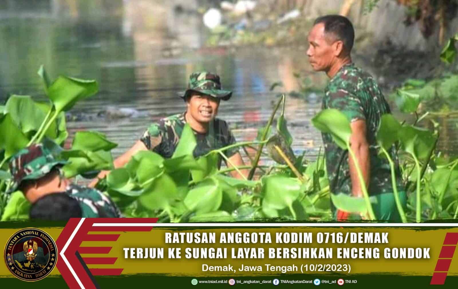 Ratusan Anggota Kodim 0716/Demak Terjun ke Sungai Layar Bersihkan Eceng Gondok