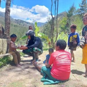 Honai Honai Jadi Sasaran Prajurit Satgas Pamtas Yonif R 303 Kostrad, Warga Mayuberi Gembira