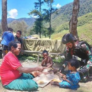 Honai Honai Jadi Sasaran Prajurit Satgas Pamtas Yonif R 303 Kostrad, Warga Mayuberi Gembira