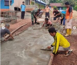 Babinsa Koramil Parenggean Berikan Pendampingan Program Semenisasi Jalan