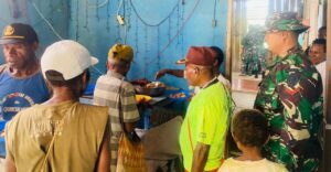 Satgas Yonif 143/TWEJ Masuk Dapur Warga Di Perbatasan RI PNG