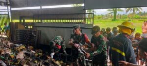 Rumah Warganya Terbakar, Babinsa Koramil Wundulako Terjun Langsung Padamkan Kobaran Api