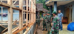 Danrem 062/Tn Bersama Babinsa Gotong Royong Bedah Rumah Warga Desa Pacet
