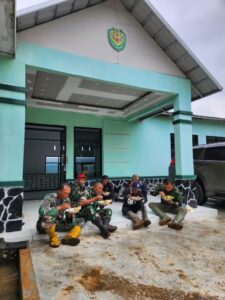Danrem 062/Tn Bersama Babinsa Gotong Royong Bedah Rumah Warga Desa Pacet