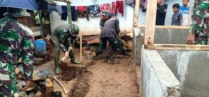 Danrem 062/Tn Bersama Babinsa Gotong Royong Bedah Rumah Warga Desa Pacet