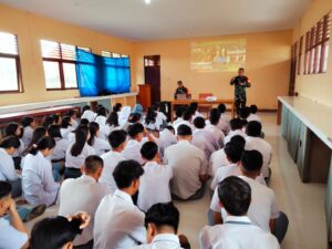 Danramil Jagoi Babang Kampanye Kreatif Penerimaan Prajurit TNI AD di Perbatasan