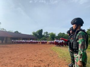 Delapan Tahun Vakum Upacara Bendera, Satgas Yonif 725/Woroagi Laksanakan Upacara Bersama Siswa SD YPPK Waropko, Papua