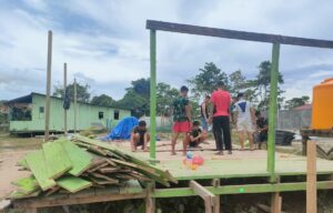 Satgas Yonif RK 136/TS Bangun Musholla Al Hijrah di Distrik Tahota
